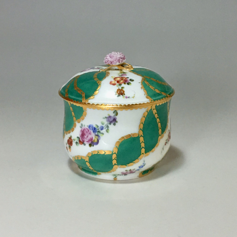 Pot à sucre en porcelaine de Vincennes - Sèvres à décor de rubans verts - XVIIIe siècle
