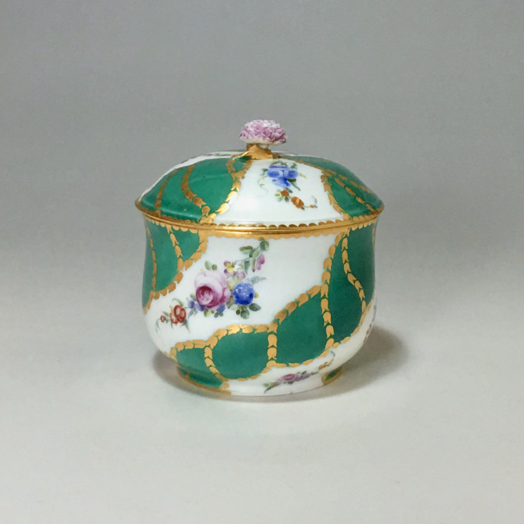 Sugar bowl in porcelain of Vincennes - Sèvres with green ribbons decoration - eighteenth century