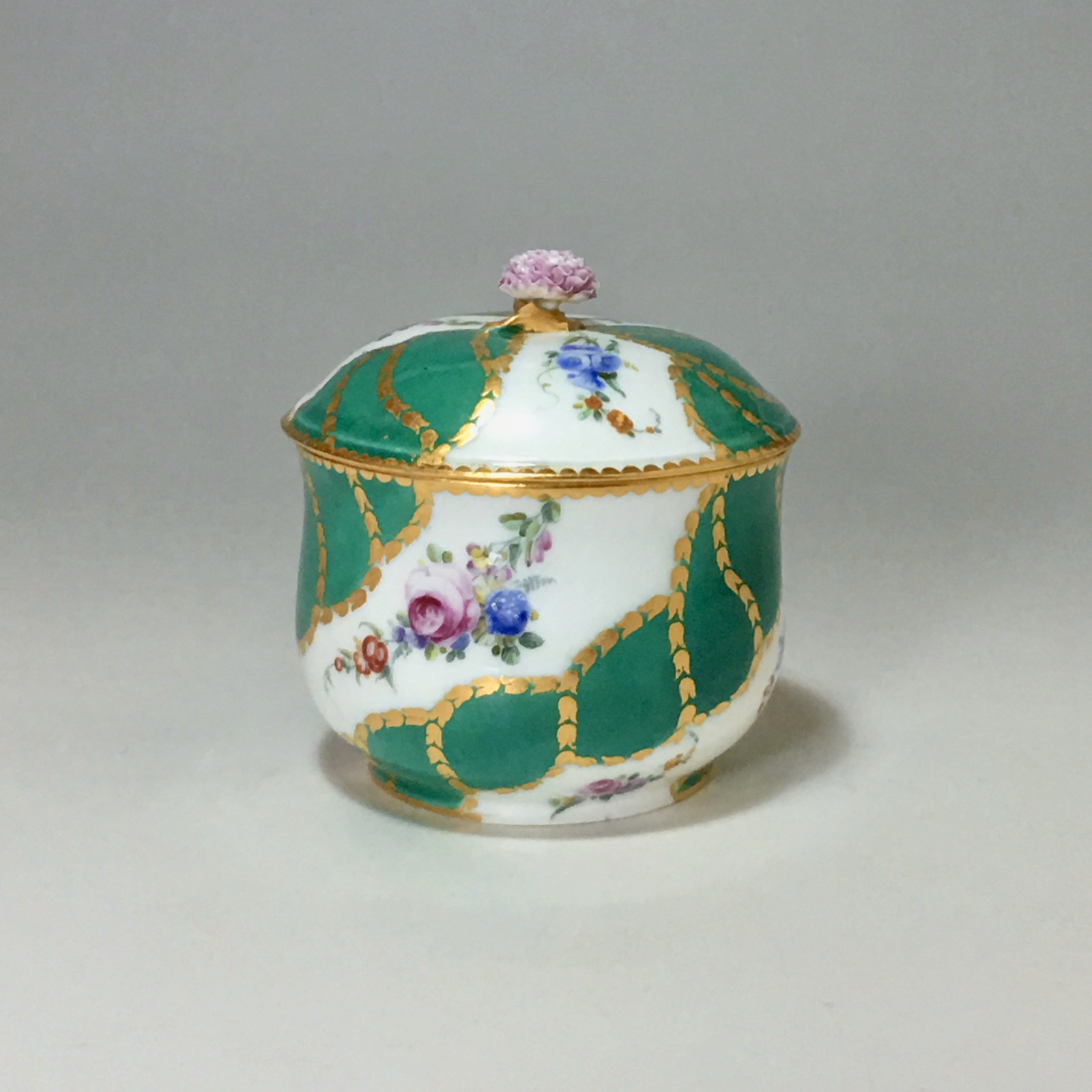 Sugar bowl in porcelain of Vincennes - Sèvres with green ribbons decoration - eighteenth century