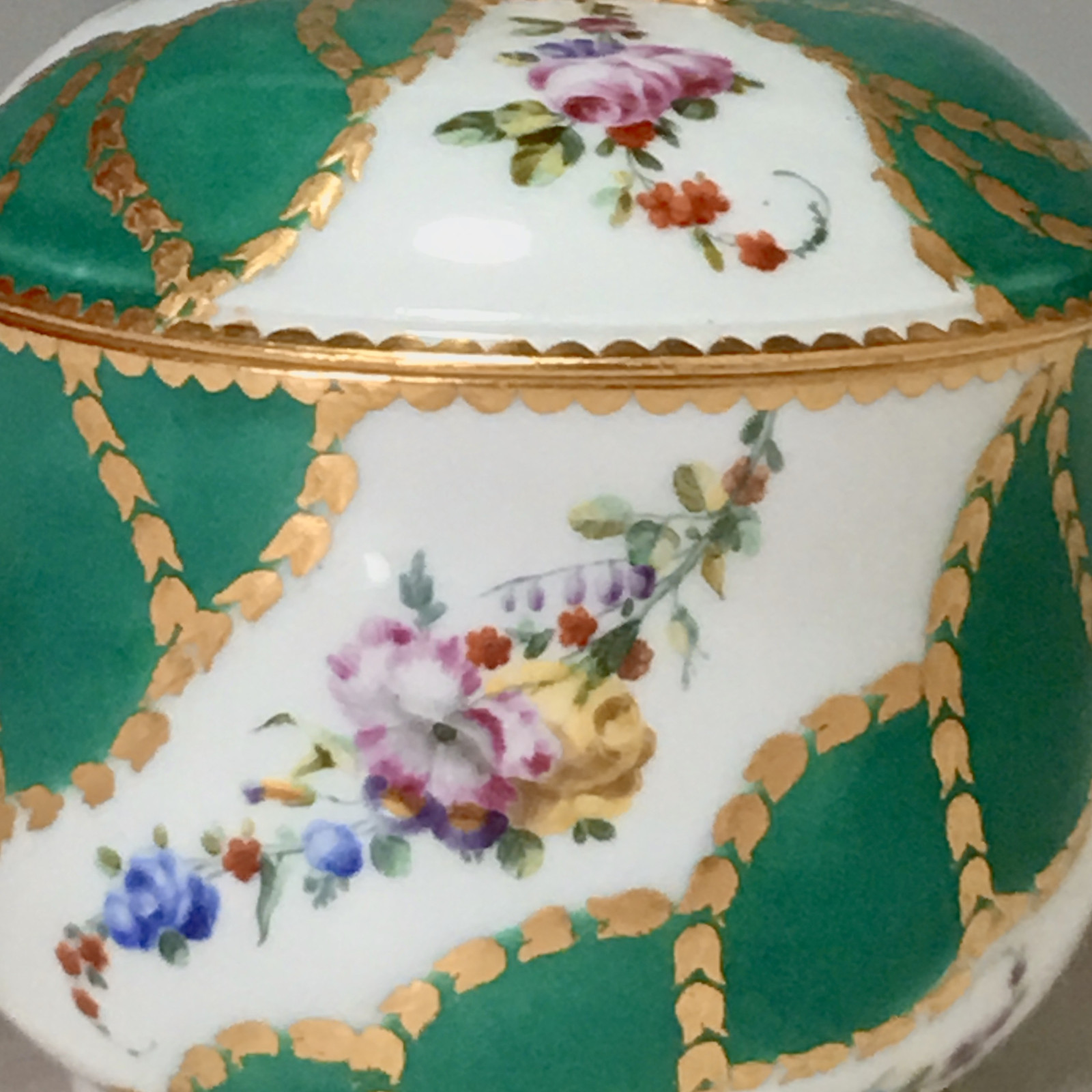 Sugar bowl in porcelain of Vincennes - Sèvres with green ribbons decoration - eighteenth century