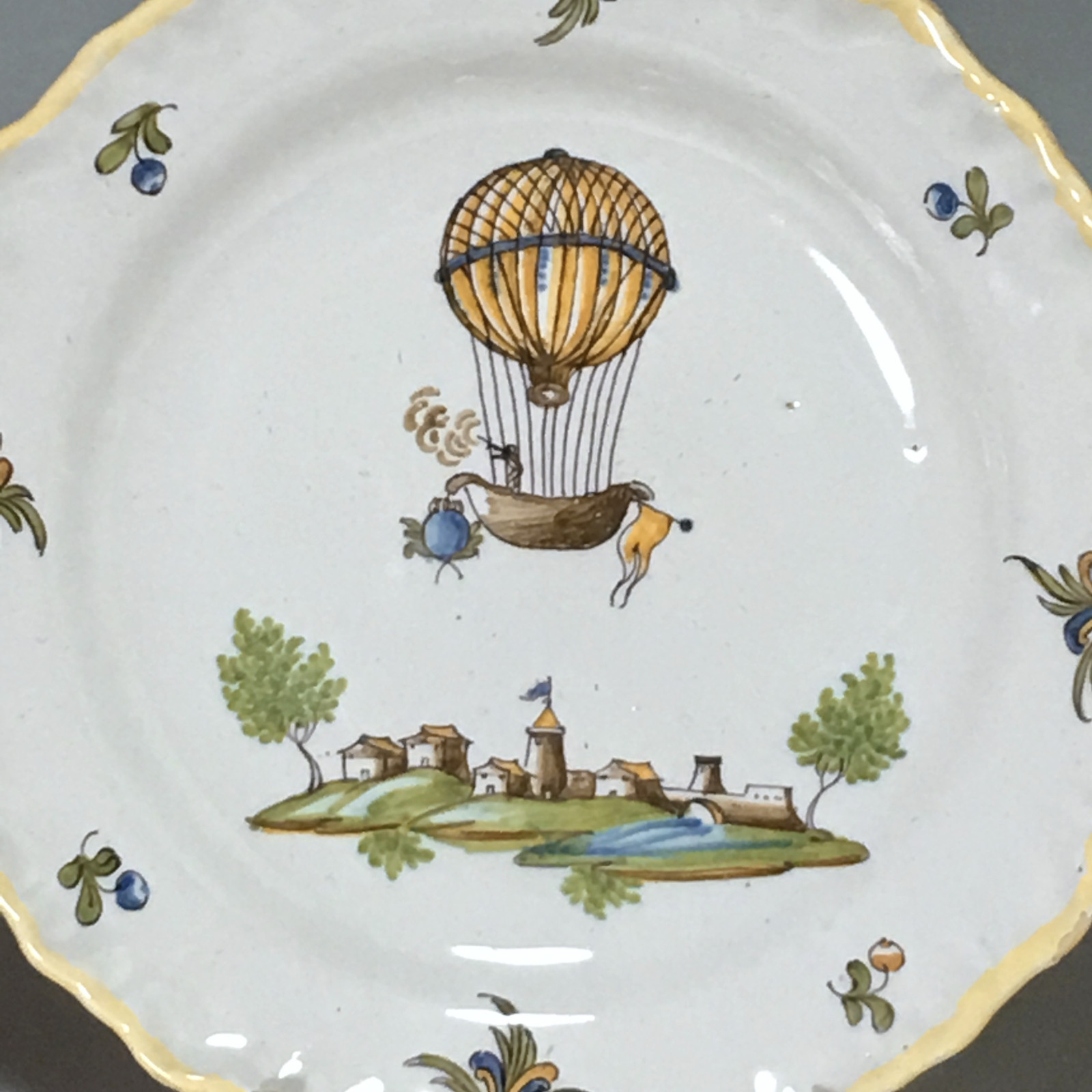 MOUSTIERS (Féraud) - Balloon plate - Eighteenth century