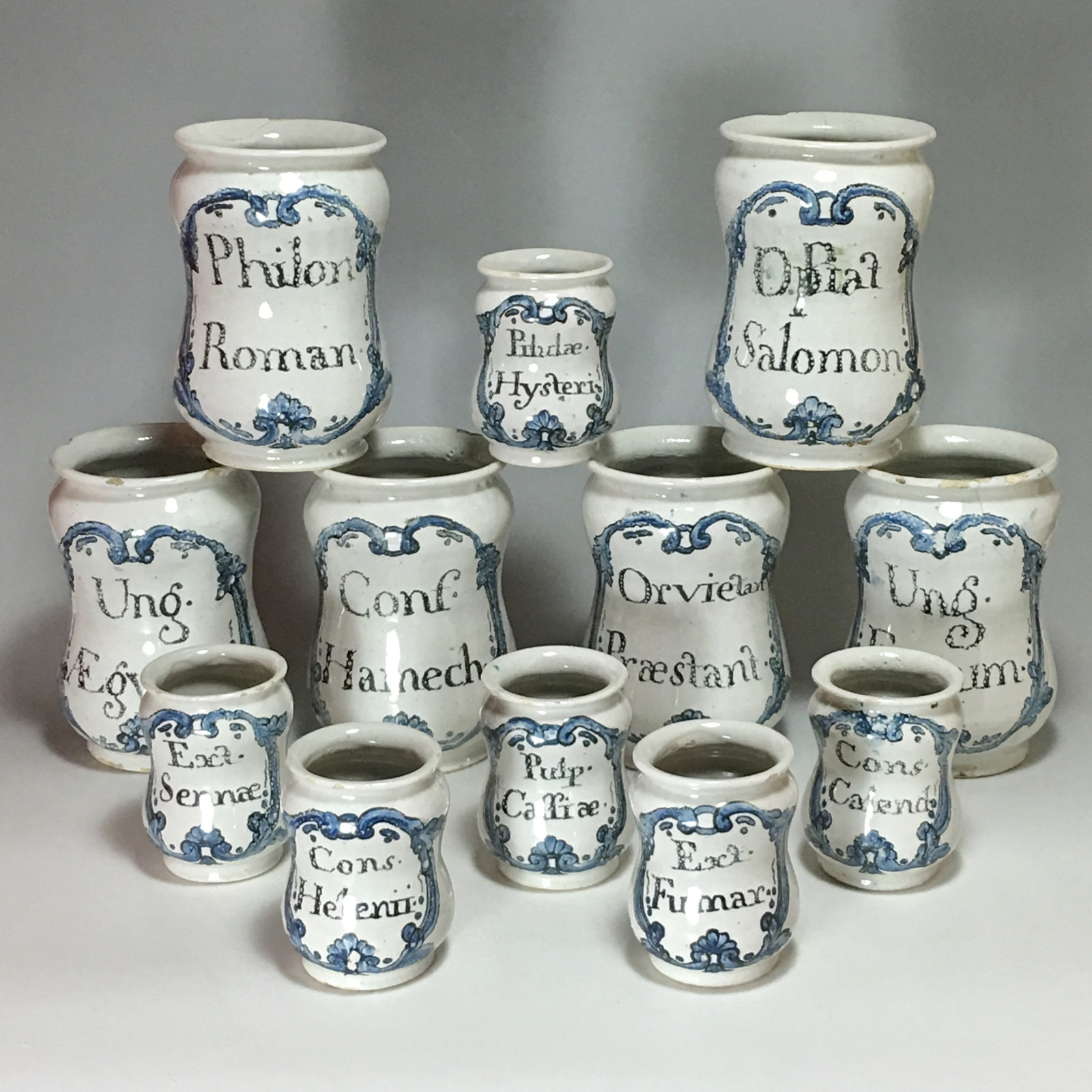 Ensemble de douze pots de pharmacie - XVIIIe siècle