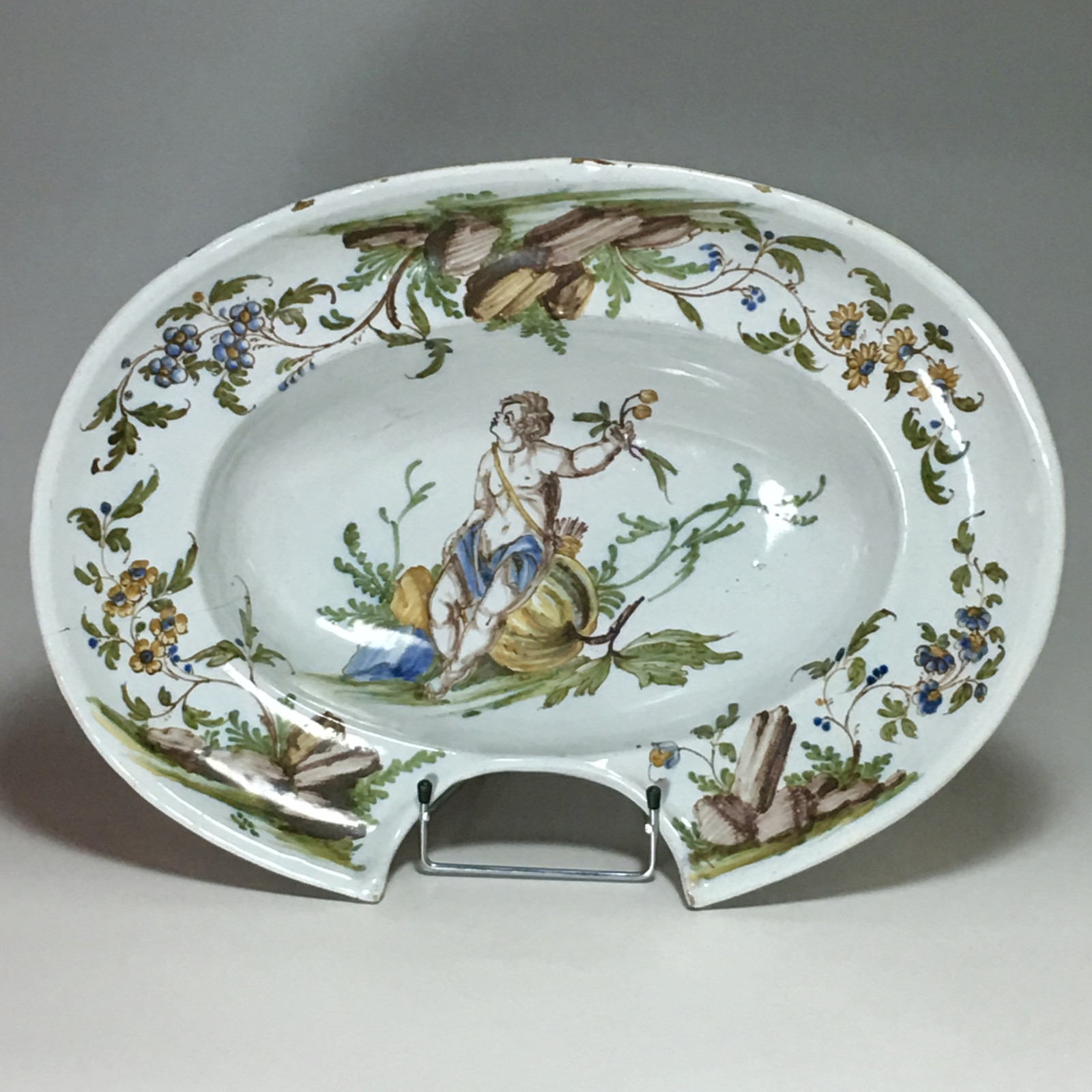 Lyon - Rare grand plat à barbe - XVIIIe siècle