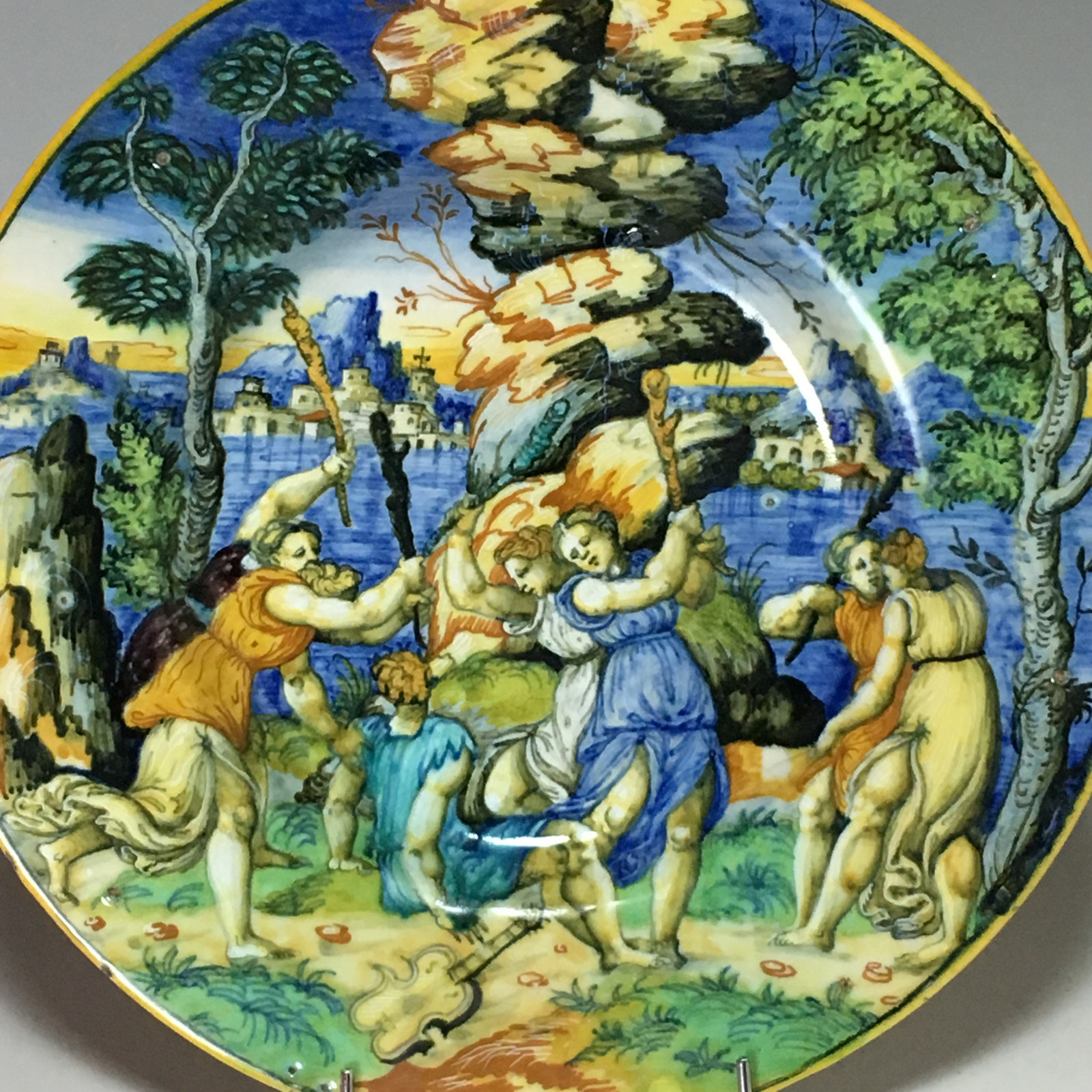 Plat en majolique d'Urbino « Orphée et les Bacchantes » Ecole de Xanto - vers 1540