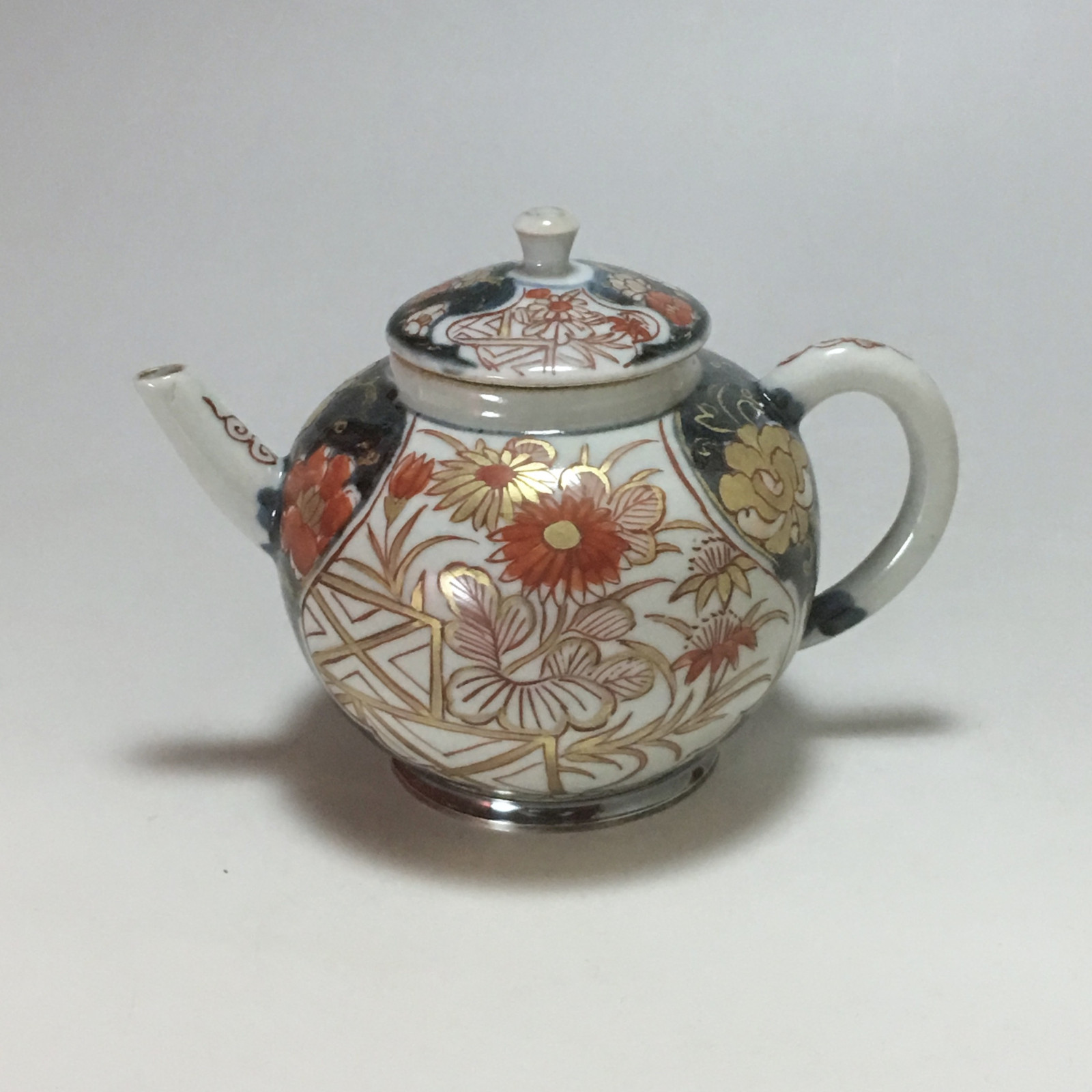 Japan porcelain teapot with Imari decoration - early eighteenth century