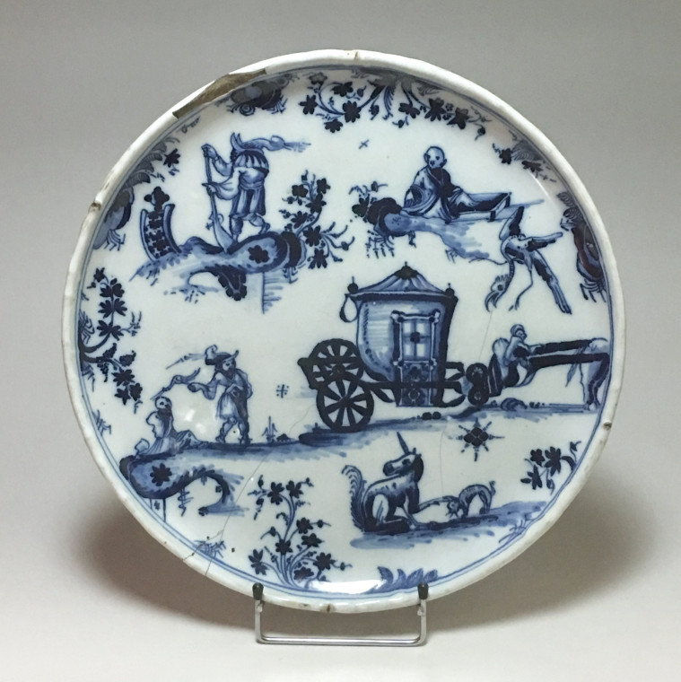 Plateau en faïence de Marseille (Leroy) Amusant décor aux grotesques - XVIIIe siècle