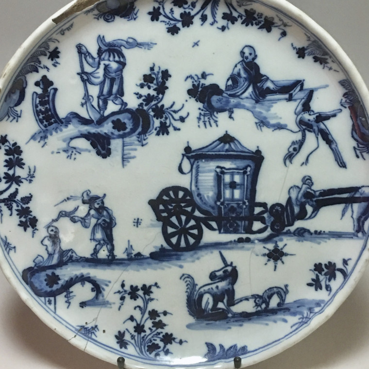 Plateau en faïence de Marseille (Leroy) Amusant décor grotesque - XVIIIe siècle