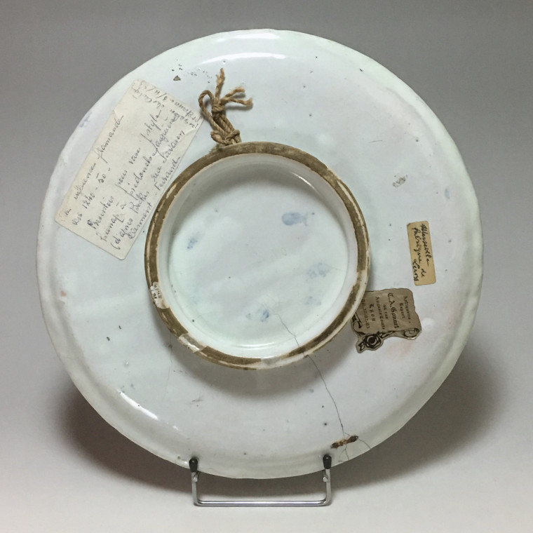 Plateau en faïence de Marseille (Leroy) Amusant décor aux grotesques - XVIIIe siècle