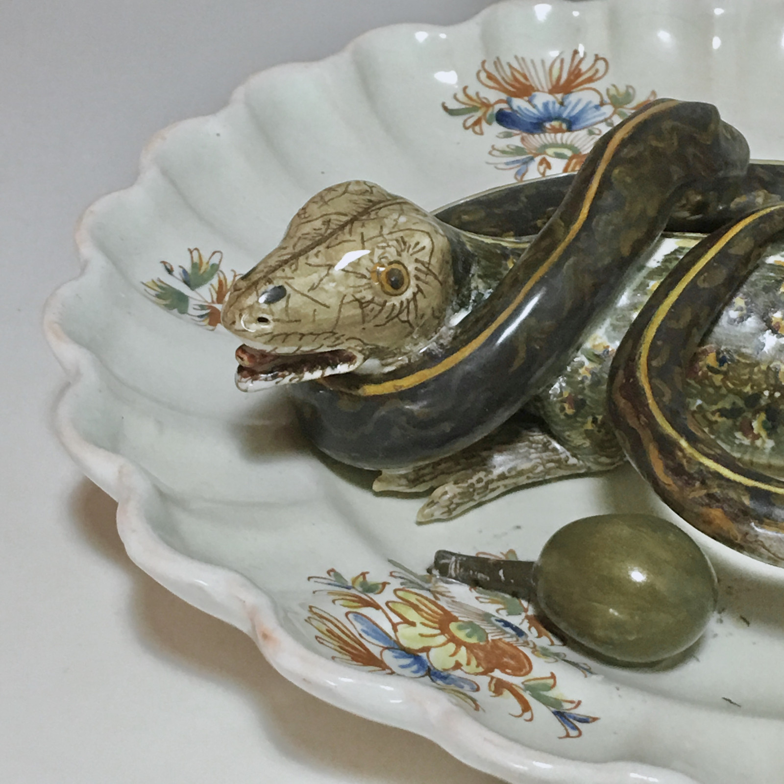 Alcora earthenware plate decorated in trompe-l'oeil - Eighteenth century -SOLD