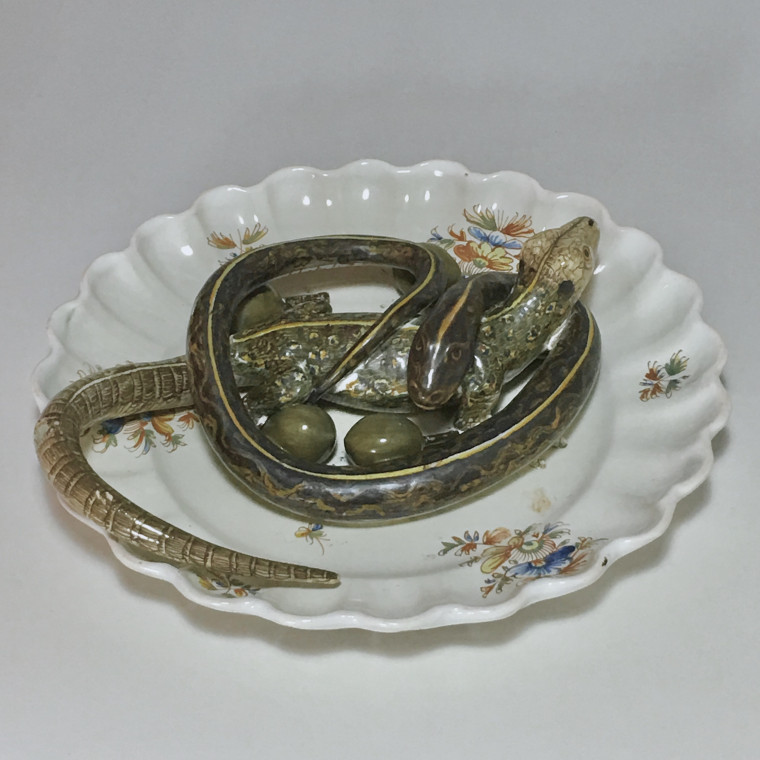 Alcora earthenware plate decorated in trompe-l'oeil - Eighteenth century -SOLD