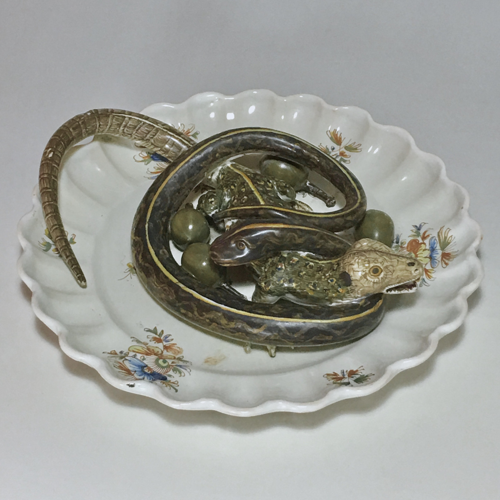 Alcora earthenware plate decorated in trompe-l'oeil - Eighteenth century -SOLD