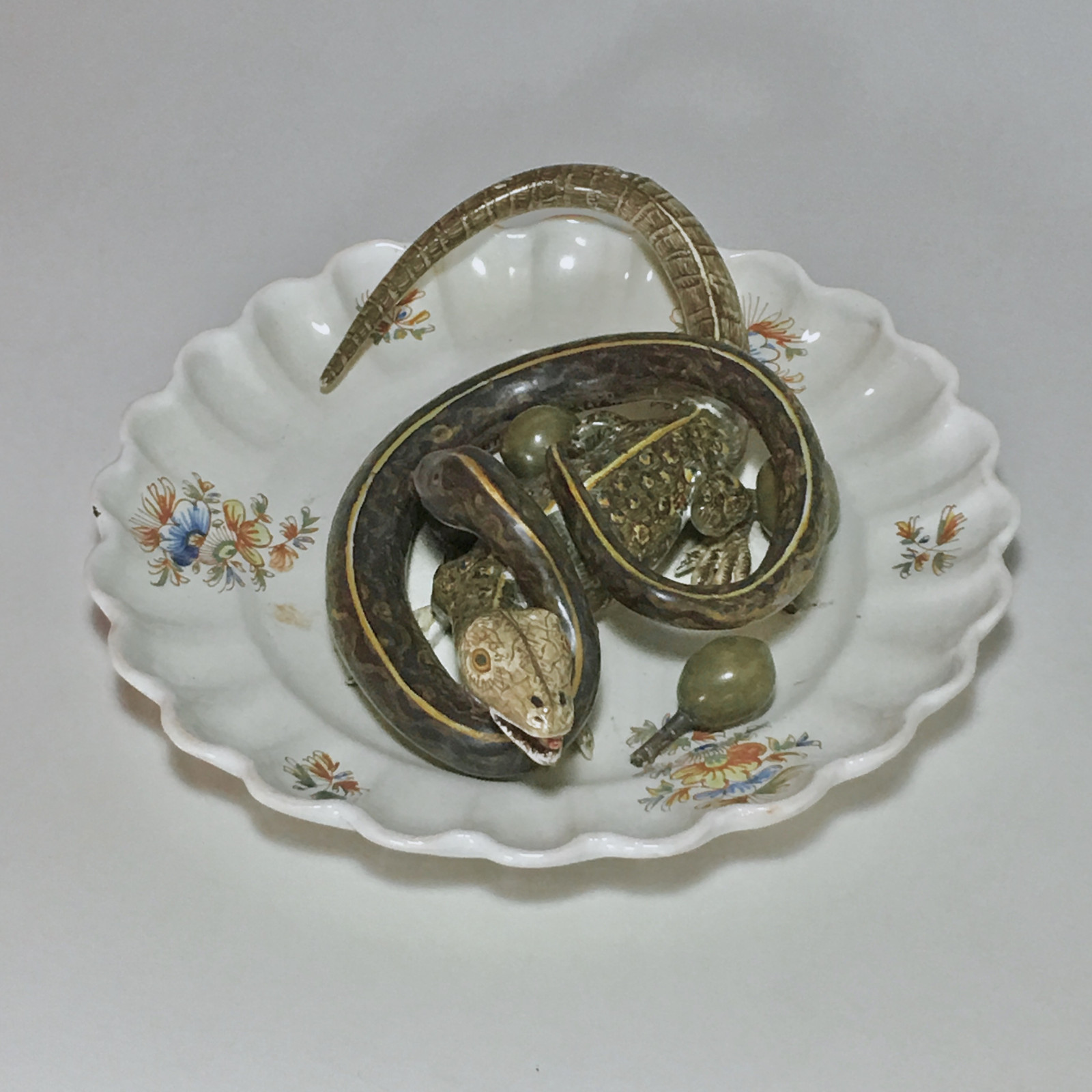 Alcora earthenware plate decorated in trompe-l'oeil - Eighteenth century -SOLD