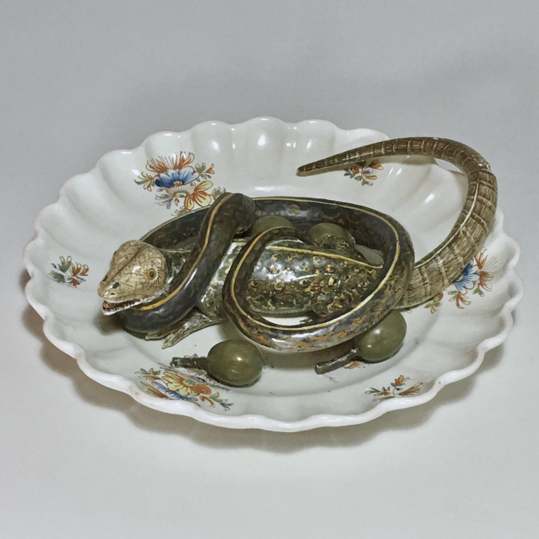 Alcora earthenware plate decorated in trompe-l'oeil - Eighteenth century -SOLD