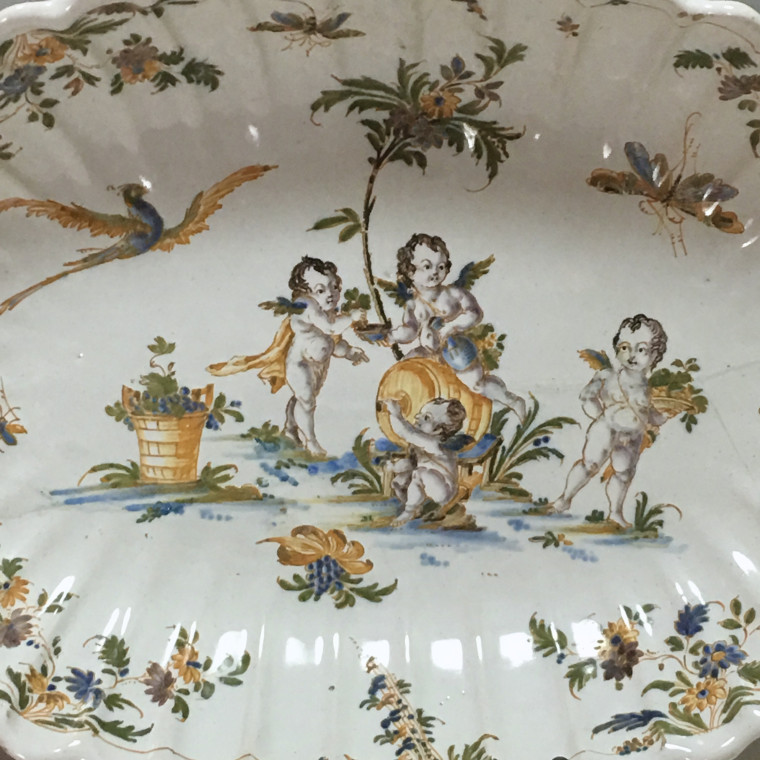 LYON - Plat à décor de putti - XVIIIe siècle - VENDU