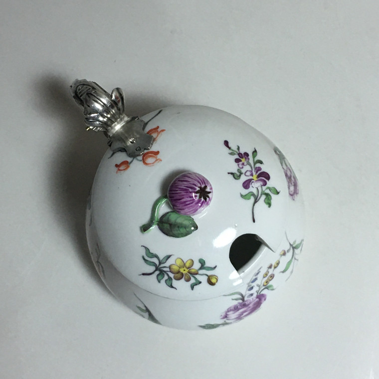 Moutardier couvert en porcelaine de Höchst - Vers 1750 - 1763