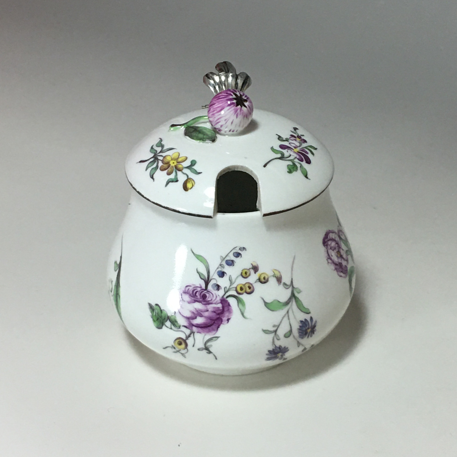 Moutardier couvert en porcelaine de Höchst - Vers 1750 - 1763