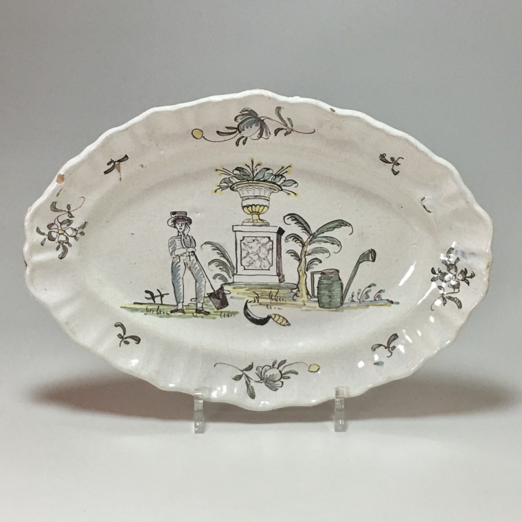 Southwest - Dish with a gardener's decor - late eighteenth century