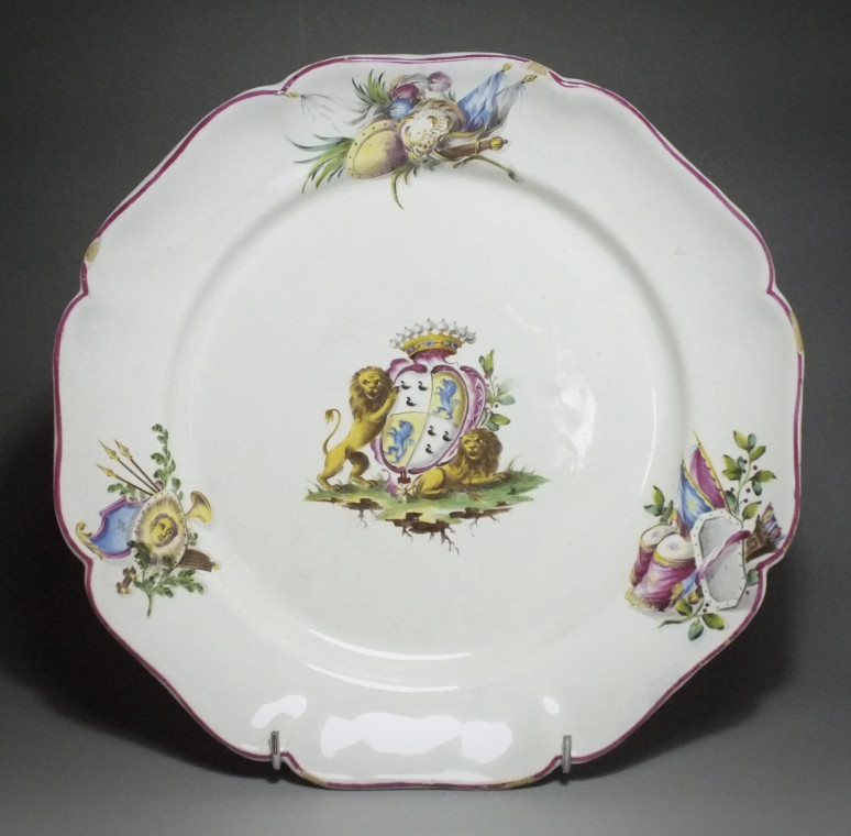 Meillonnas - Rare assiette à décor d'armoiries - XVIIIe siècle