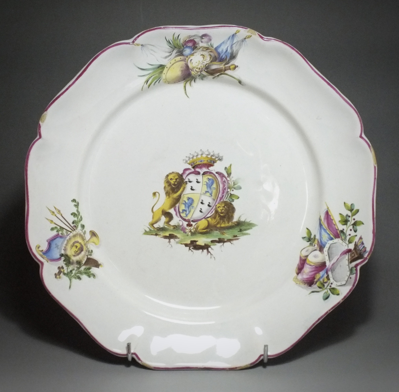Meillonnas - Rare assiette à décor d'armoiries - XVIIIe siècle