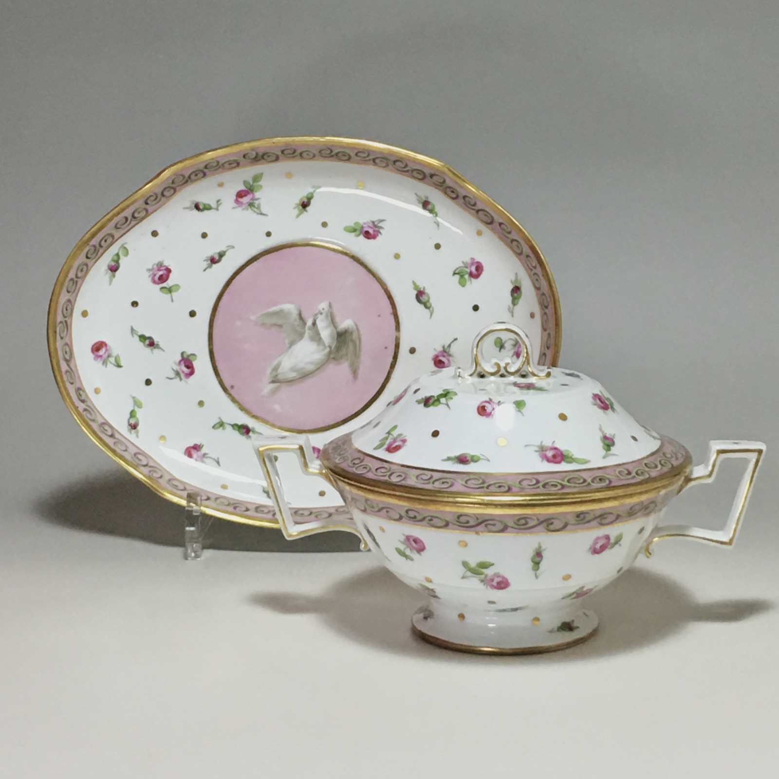 Bouillon couvert et son présentoir en porcelaine de Paris - Époque directoire
