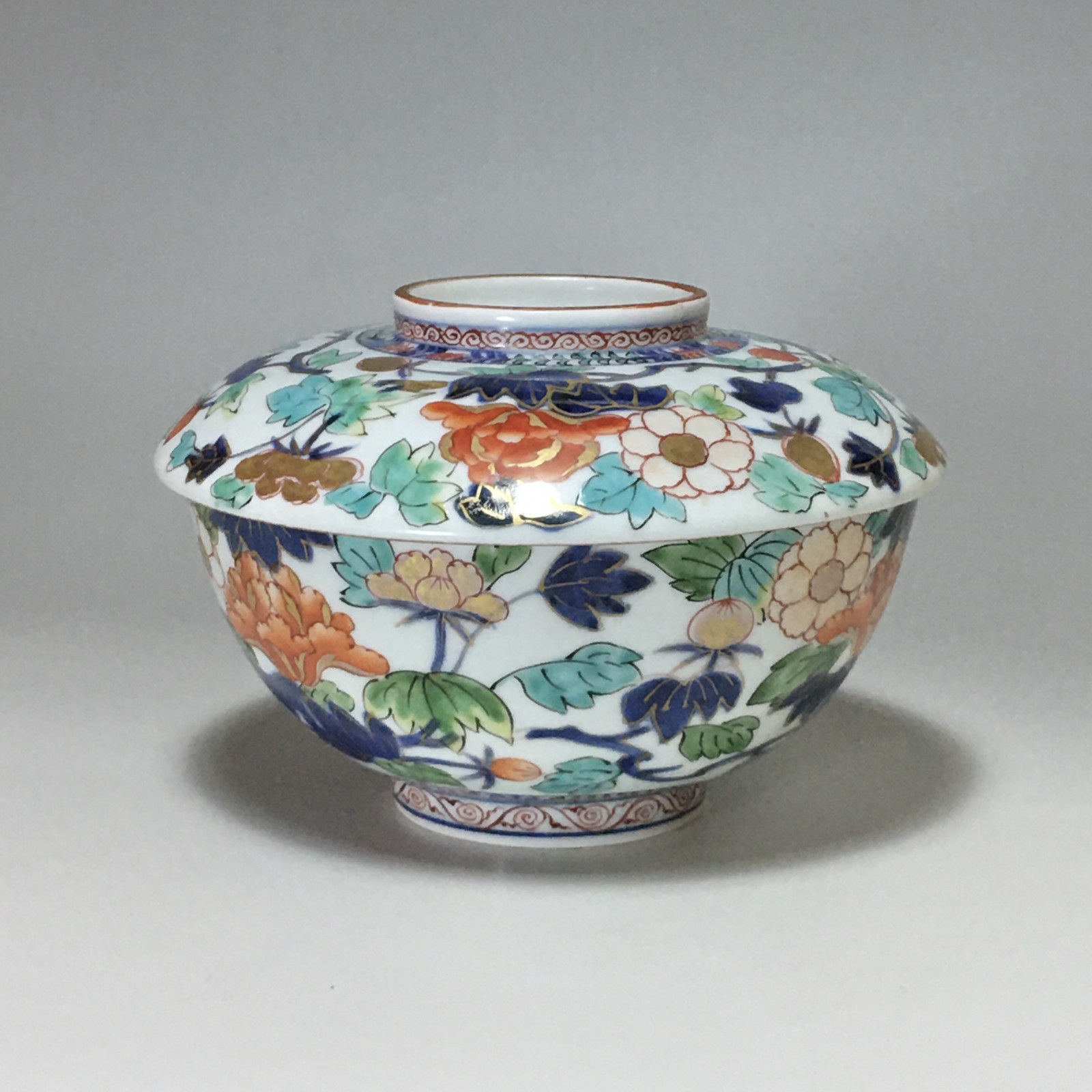 Japon - Bol couvert à décor polychrome - vers 1690- 1720