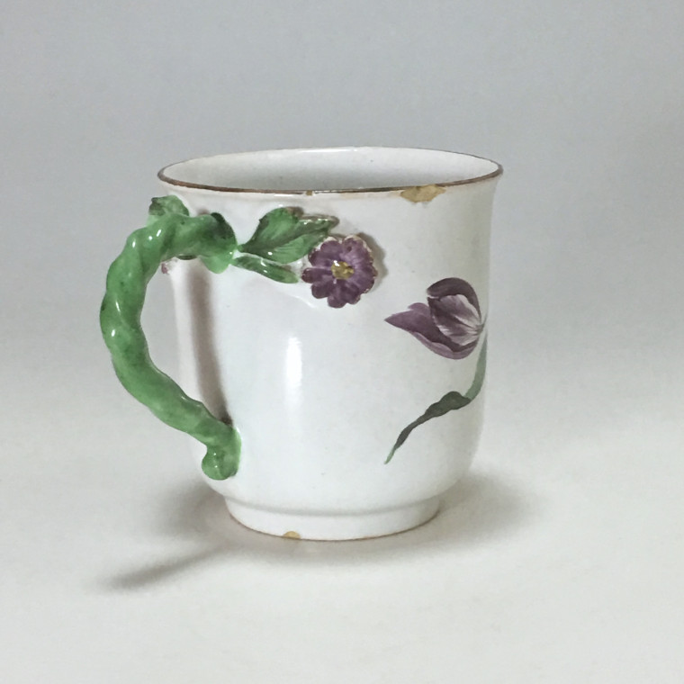 Strasbourg - Tasse et sa soucoupe à décor de fleurs fines - Joseph Hannong - XVIIIe siècle