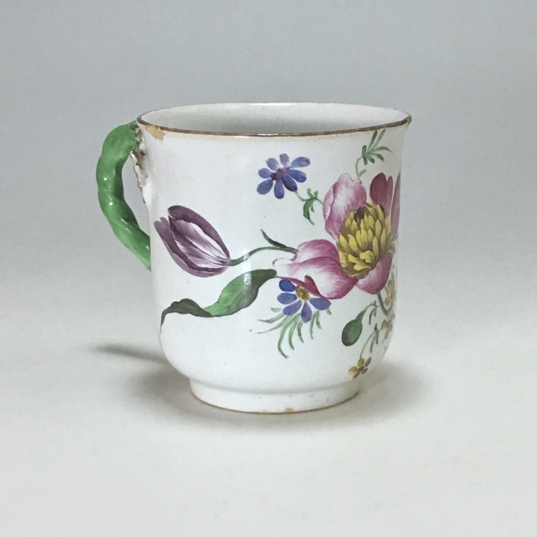 Strasbourg - Tasse et sa soucoupe à décor de fleurs fines - Joseph Hannong - XVIIIe siècle