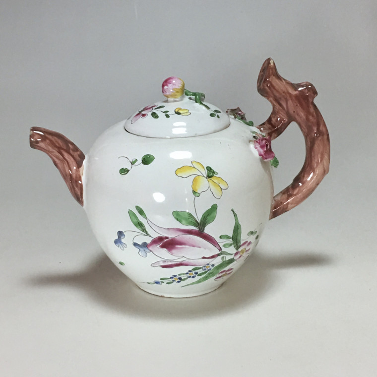 Théière en faïence de Strasbourg à décor floral de petit feu - XVIIIe siècle