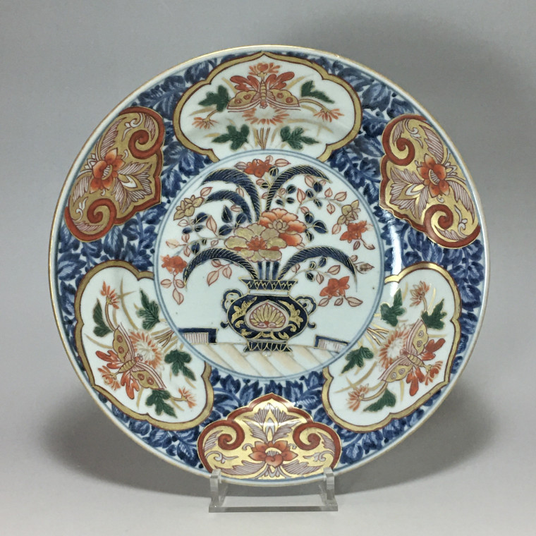 Japanese porcelain dish with Imari decoration - early Eighteenth century