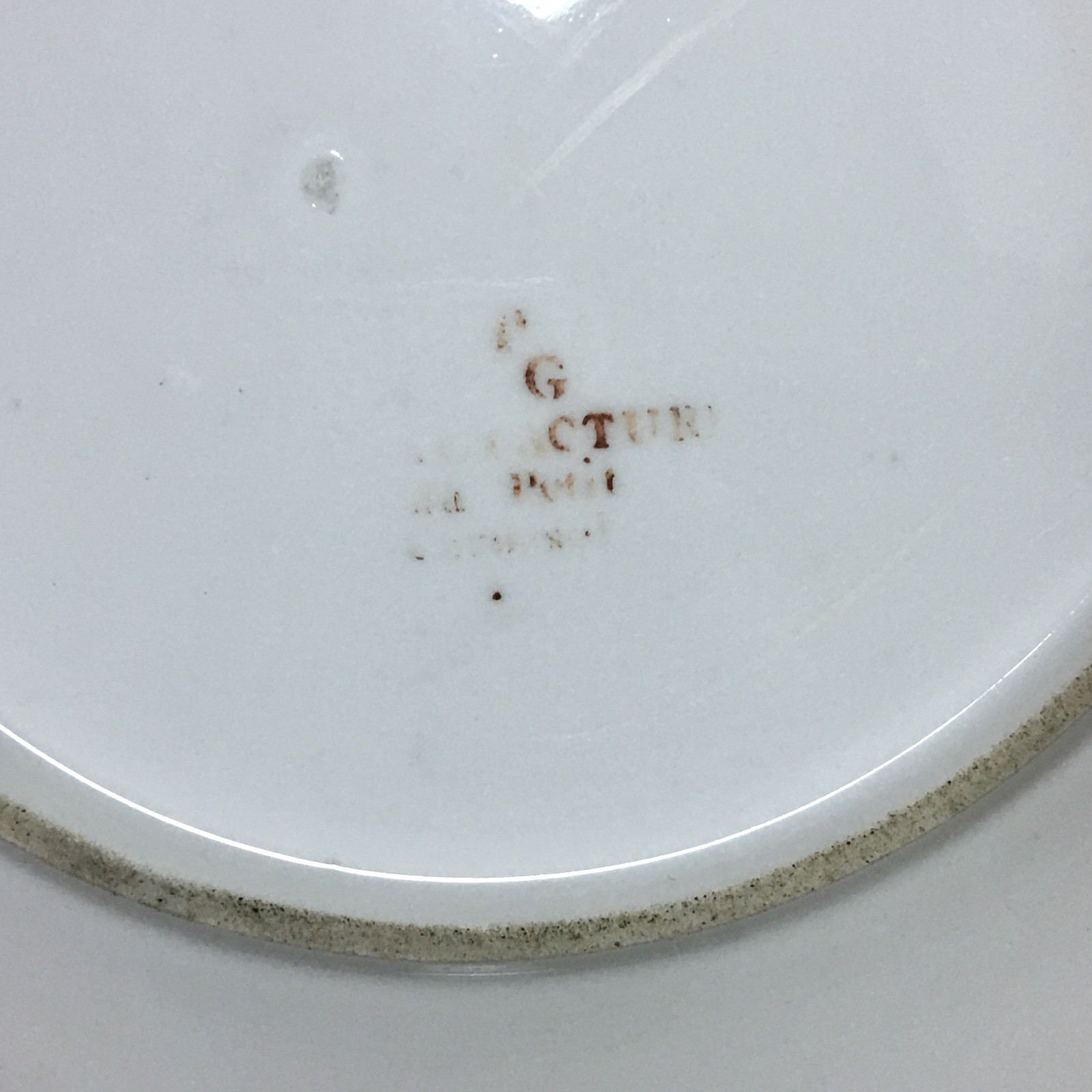 Paris – Assiette en porcelaine (rue du petit carousel) Manufacture du comte d'artois - XVIIIe siècle (1)