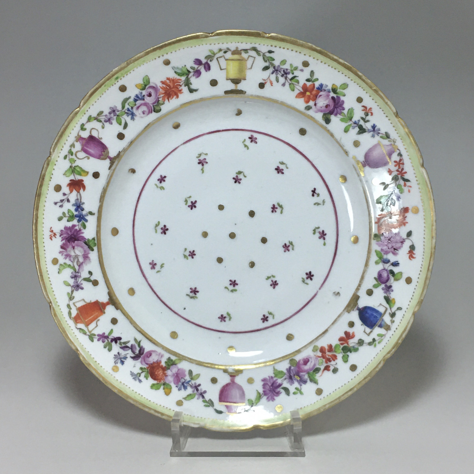 Paris – Assiette en porcelaine de PARIS, Manufacture du Petit Carousel (2) – XVIIIe siècle
