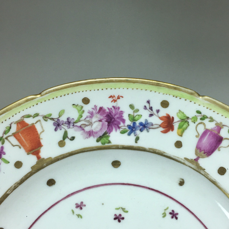 Paris – Assiette en porcelaine de PARIS, Manufacture du Petit Carousel (2) – XVIIIe siècle