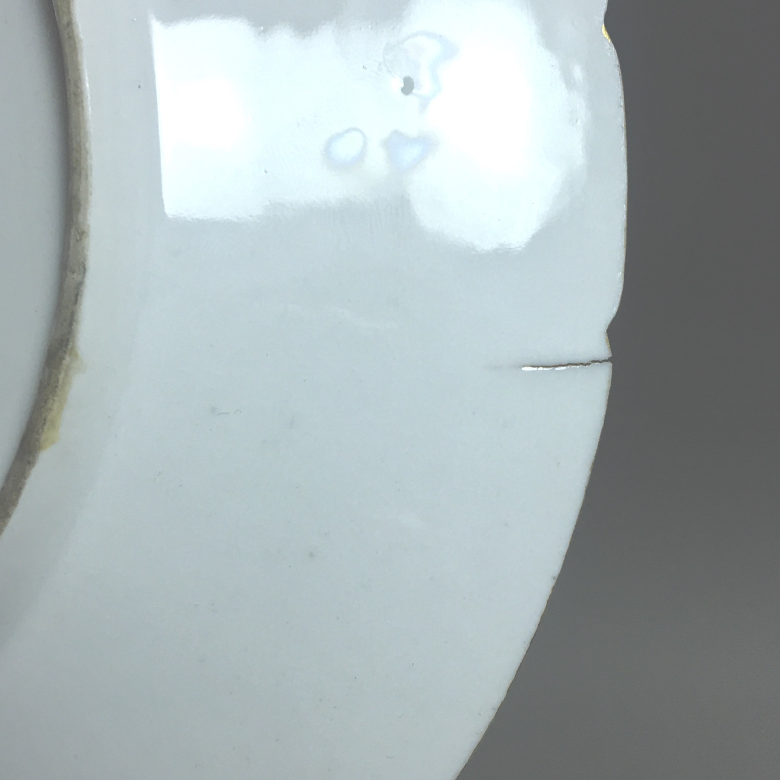 Paris – Assiette en porcelaine de PARIS, Manufacture du Petit Carousel (2) – XVIIIe siècle