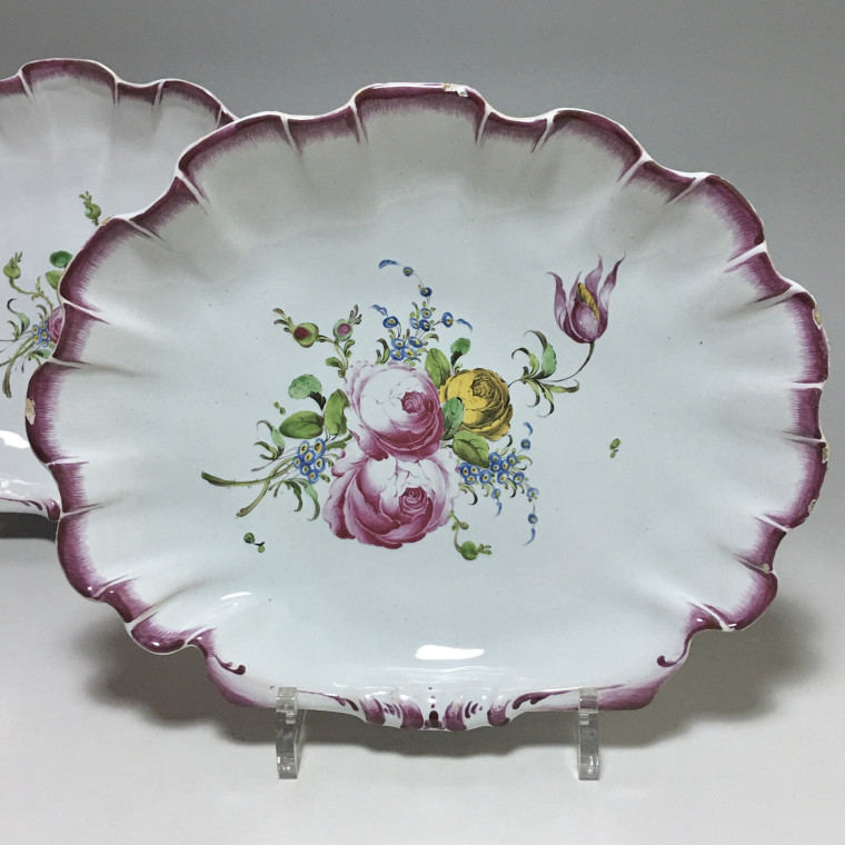 Meillonnas - Pair of shells, Painted in fine quality - Eighteenth century