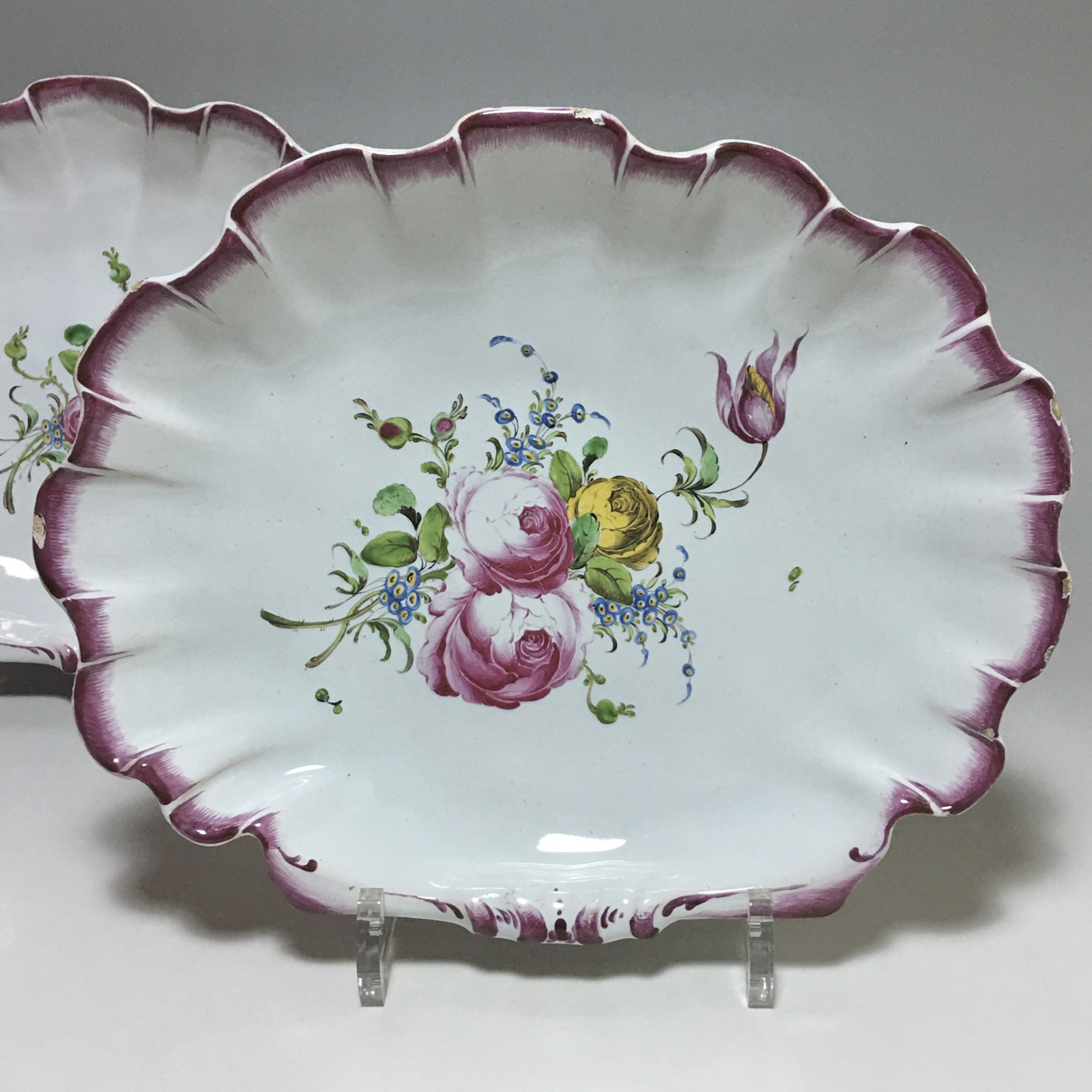 Meillonnas - Pair of shells, Painted in fine quality - Eighteenth century