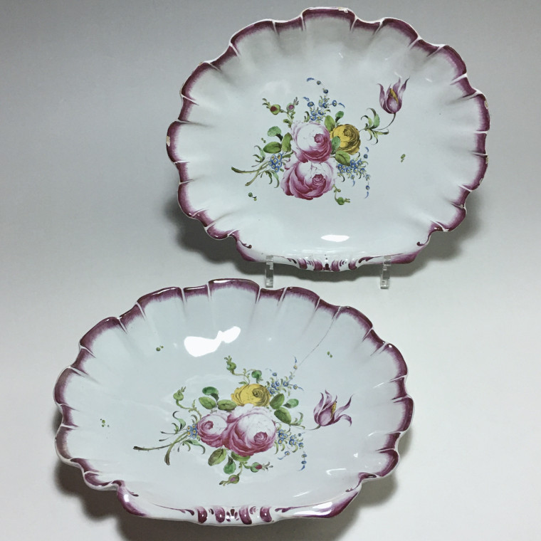 Meillonnas - Pair of shells, Painted in fine quality - Eighteenth century