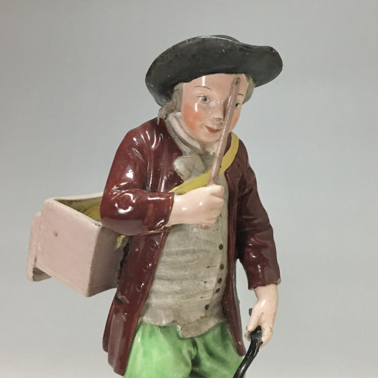 Lunéville – Statuette figurant un dresseur de marmotte – XVIIIe siècle