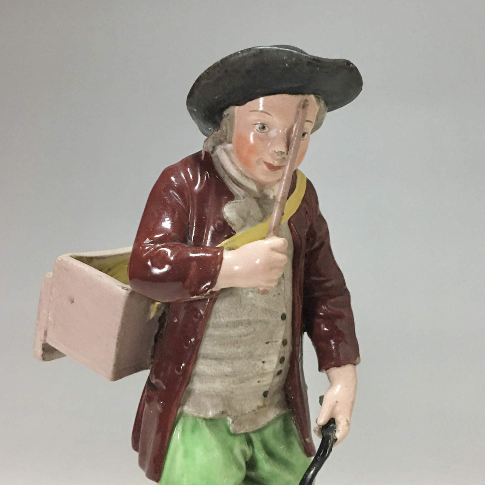 Lunéville – Statuette figurant un dresseur de marmotte – XVIIIe siècle