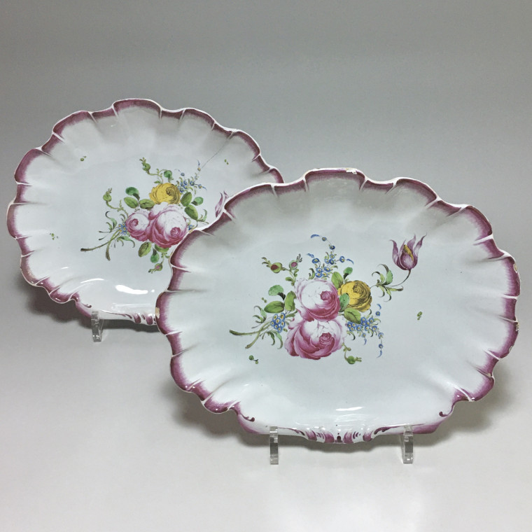 Meillonnas - Pair of shells, Painted in fine quality - Eighteenth century