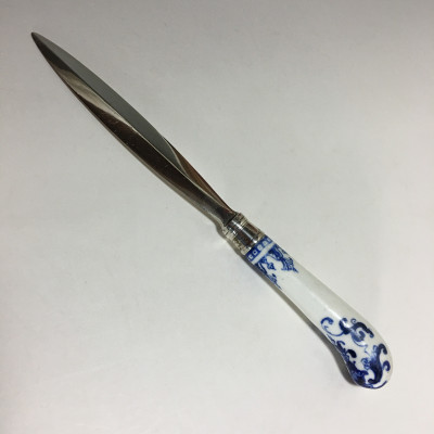 Coupe papier en argent, manche en porcelaine de Saint-Cloud du XVIIIe siècle