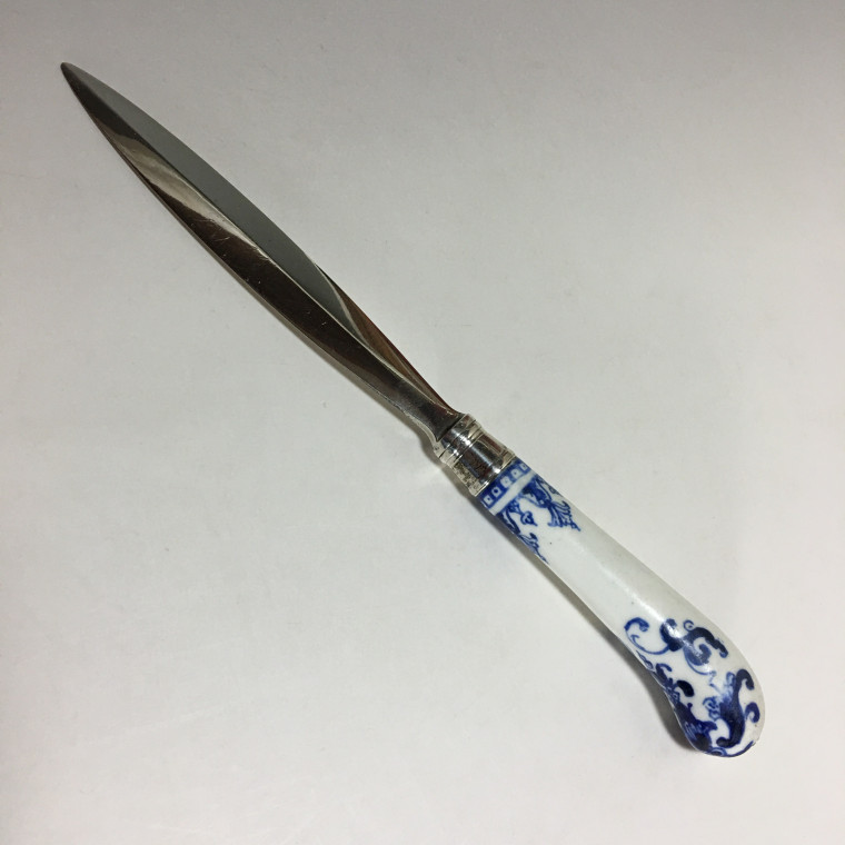 Coupe papier en argent, manche en porcelaine de Saint-Cloud du XVIIIe siècle