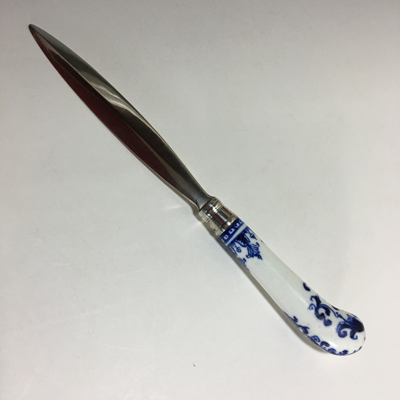 Coupe papier en argent, manche en porcelaine de Saint-Cloud du XVIIIe siècle