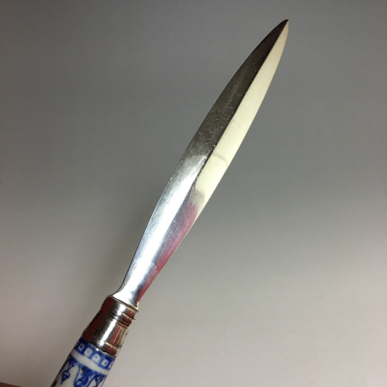 Coupe papier en argent, manche en porcelaine de Saint-Cloud du XVIIIe siècle