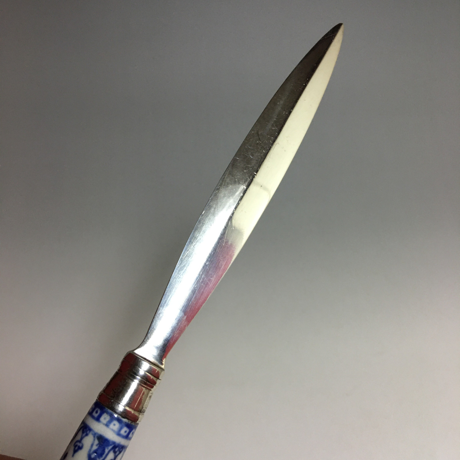 Coupe papier en argent, manche en porcelaine de Saint-Cloud du XVIIIe siècle