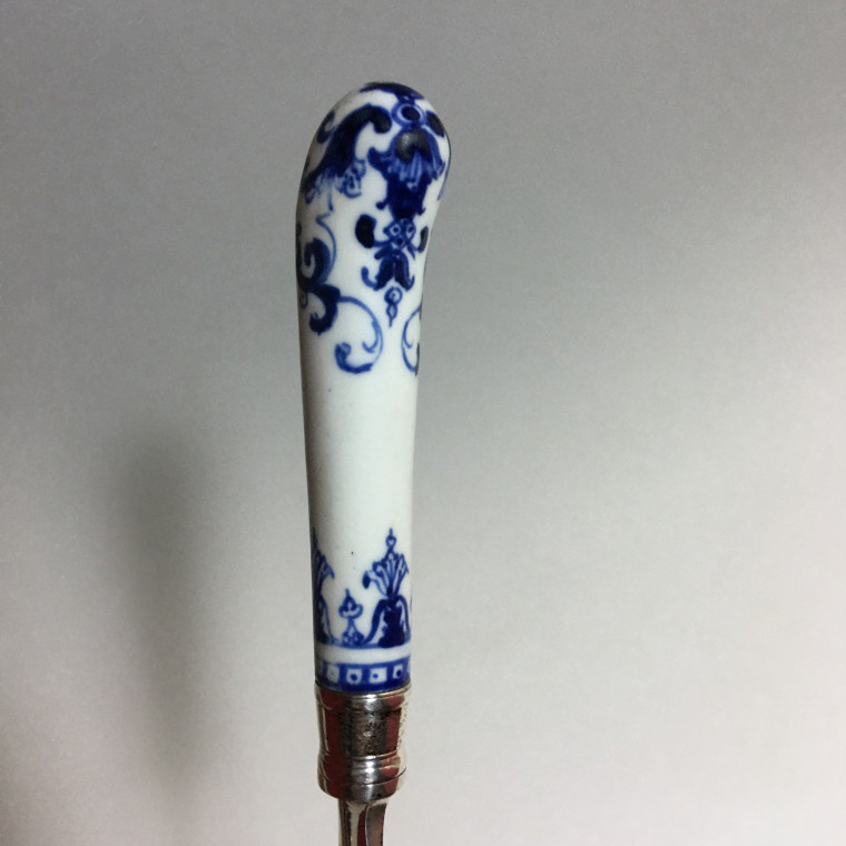 Coupe papier en argent, manche en porcelaine de Saint-Cloud du XVIIIe siècle