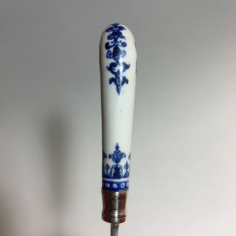 Coupe papier en argent, manche en porcelaine de Saint-Cloud du XVIIIe siècle