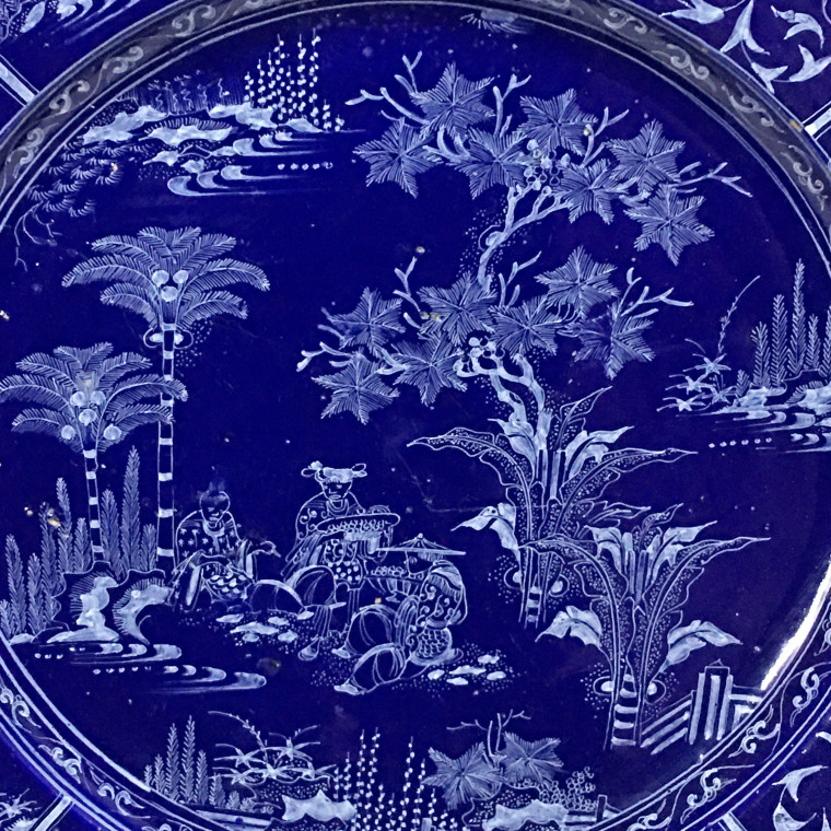 Exceptional Nevers earthenware dish with Chinese decoration on a Persian blue background - circa 1660
