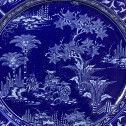 Exceptionnel plat en faïence de Nevers à décor aux chinois sur fond bleu persan – Vers 1660