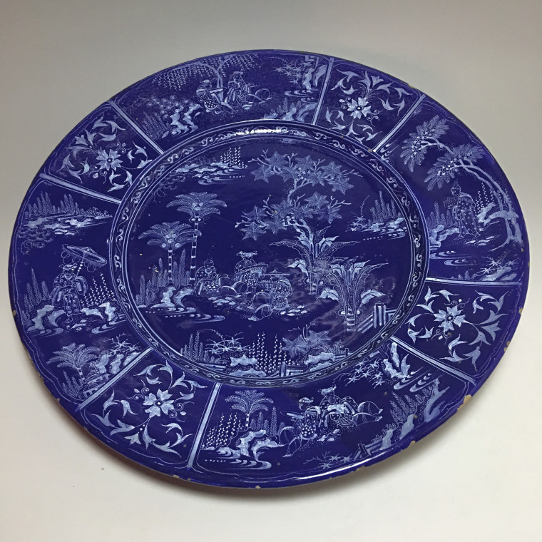 Exceptionnel plat en faïence de Nevers à décor aux chinois sur fond bleu persan – Vers 1660