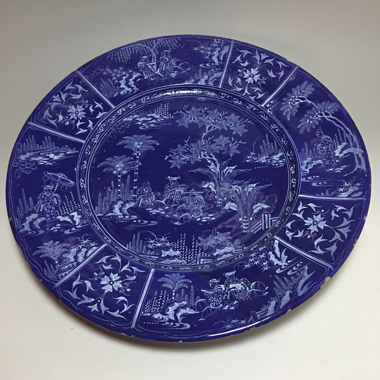 Exceptionnel plat en faïence de Nevers à décor aux chinois sur fond bleu persan – Vers 1660